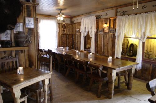 CRW_3692.JPG - The dining room.  Our brochures said they offered "cowboy dinners."  The campfire scene in Blazing Saddles immediately popped into mind.  But the steak, grilled porkchops, salad, corn-on-the-cob - and beans - were very good.