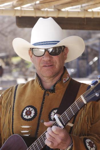 CRW_3832.JPG - Mike, the entertainer at the ranch.