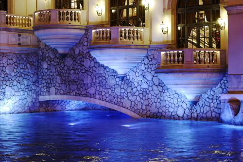 CRW_3951.JPG - Part of the spectacular Bellagio Hotel.  Expensive.  And huge.