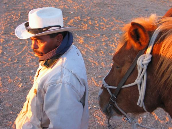 master_1870.jpg - One of the wranglers keeps Phil's horse from wandering around.  I couldn't do it - the horse had a mind of his own.